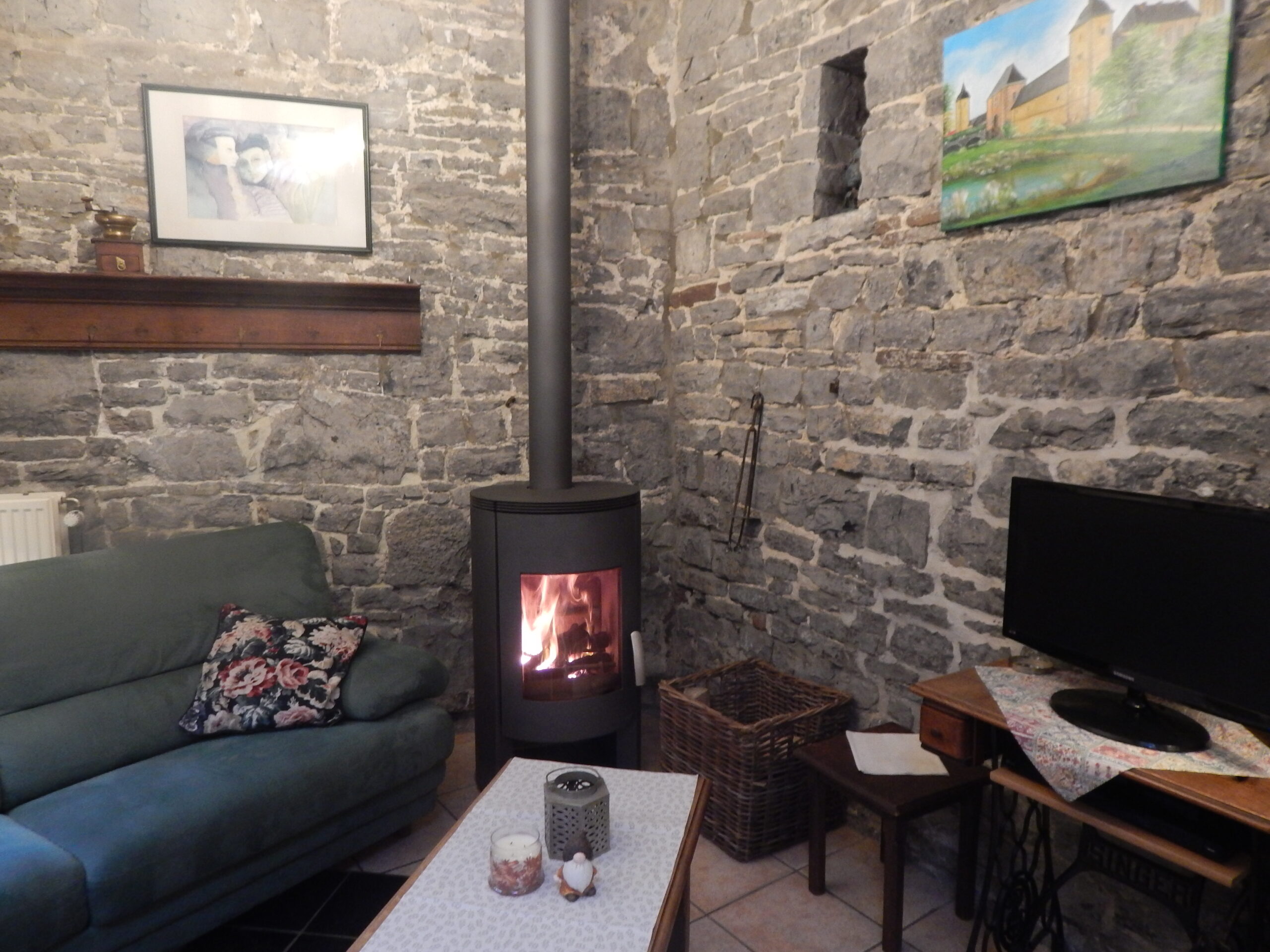 Feu ouvert dans le salon du Cortil, hébergement touristique authentique au cœur de la vallée de la Molignée.